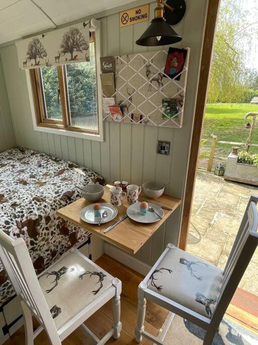 Forest View Shepherd Hut Ewhurst Exterior photo
